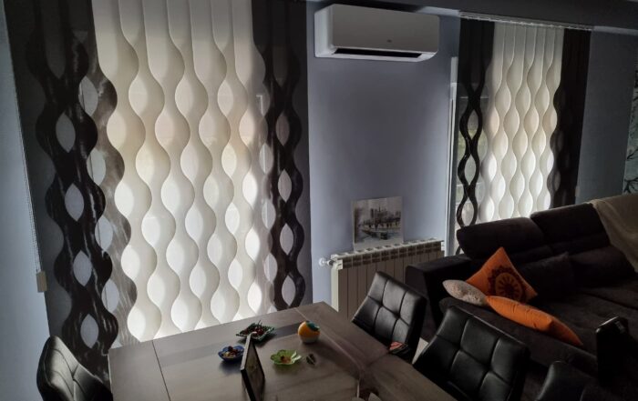 Cortina de lamas verticales de ondas blanco y negro