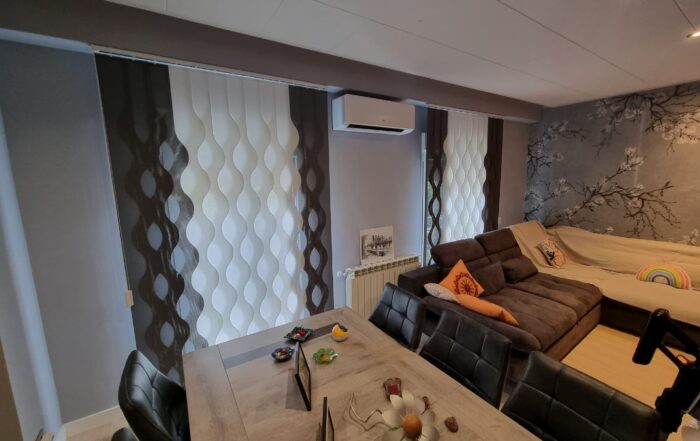 Cortina de lamas verticales de ondas blanco y negro